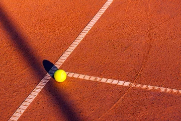 Poster Tennis ball on a tennis court © Kavita