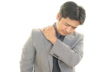 肩痛を訴えるビジネスマン