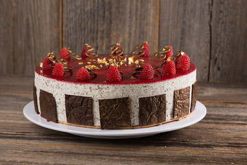 Himbeer-Mohn-Amaretto-Mousse Torte