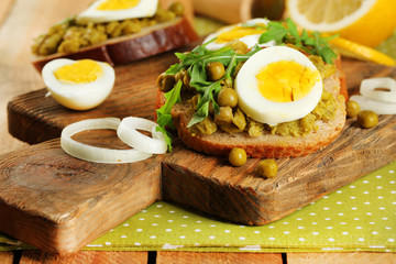 Sandwiches with green peas paste and boiled egg