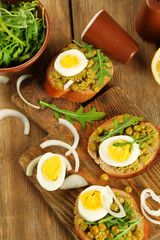 Sandwiches with green peas paste and boiled egg with onion