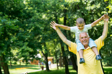 Obraz premium grandfather and child have fun in park