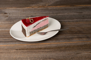 Himbeer-Mohn-Amaretto-Mousse Torte