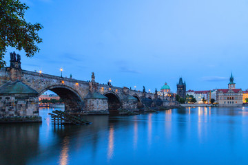 Obraz premium Night view of Charles Bridge and Vltava
