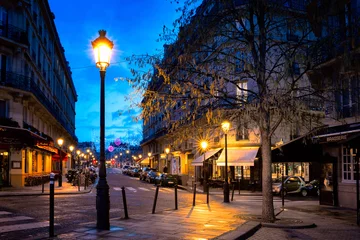 Foto op Plexiglas Parijs mooie straat in de avond met lantaarnpalen © Crin