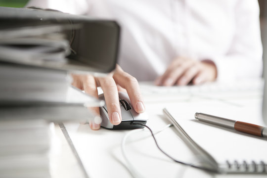 Arbeit, Hand auf Computermaus