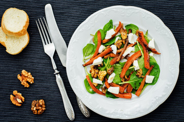 salad with spinach, mozzarella, walnuts and caramelized carrots