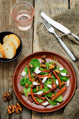 salad with spinach, mozzarella, walnuts and caramelized carrots
