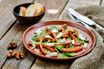 salad with spinach, mozzarella, walnuts and caramelized carrots