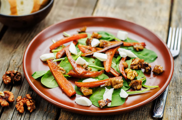 salad with spinach, mozzarella, walnuts and caramelized carrots.