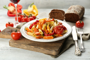 Pasta salad with pepper, carrot and tomatoes