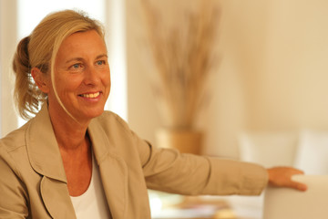 Frau im Wohnzimmer