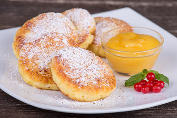 Cheese pancakes with honey