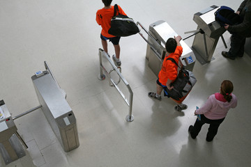 gente pasando por puertas de seguridad tornos 5990-f15