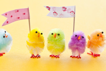 Bunte Kueken zu Ostern