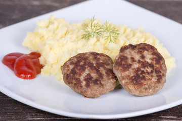 Fried cutlet with mashed potatoes