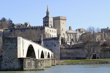 Avignon - Le pont et le Palais des Papes.
