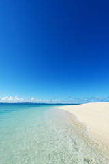 Fototapeta na wymiar ナガンヌ島の美しいビーチと夏空