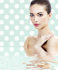 Naklejka premium Pretty female against a polka dot background