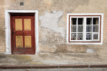 Fototapeta na wymiar Ingresso e finestra di una tipica vecchia casa di montagna