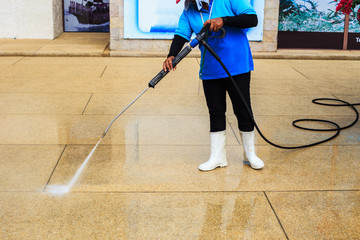 Floor cleaning with high pressure water jet