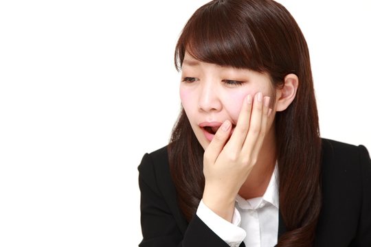 虫歯が痛む女性