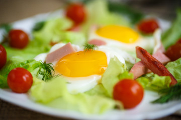 fried eggs with sausage and tomato