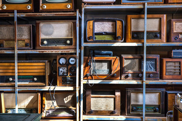 Old Radios on a Shelfs - obrazy, fototapety, plakaty