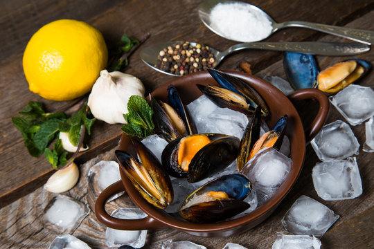 Fresh mussels on ice with lemon and spices