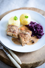 Sojaroulade mit Klößen und Rotkohl