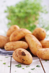 Rohe festkochende Kartoffeln auf Holzbrett