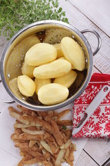 Geschälte rohe Kartoffeln