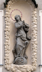 Fototapeta na wymiar Virgin Mary, statue on the house facade in Graz, Austria