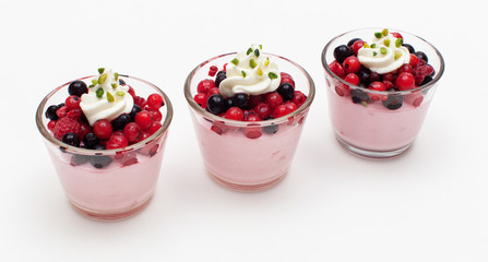 Quarkspeise mit frischen Beeren