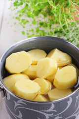 Geschälte Kartoffeln im Topf
