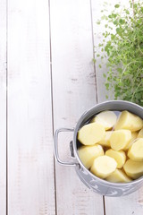 Geschälte Kartoffeln im Topf