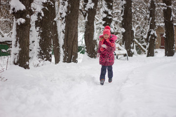 Fototapeta na wymiar Little girl in winter