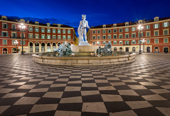 Place Massena en Fountain du Soleil in Dawn, Nice, Frankrijk