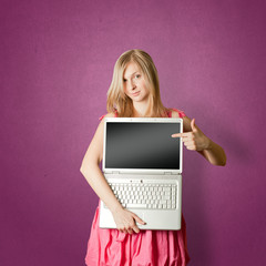 Fototapeta premium femaile in pink with open laptop