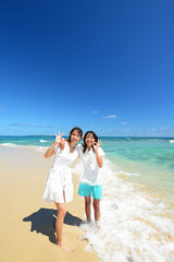 海辺で寛ぐ笑顔の親子