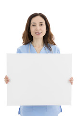 Naklejka premium Doctor or nurse holding a blank billboard for advertisement