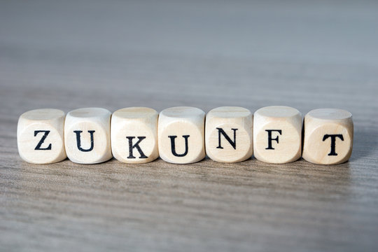 Holzw&uuml;rfel mit dem Wort Zukunft