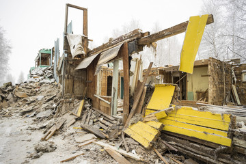 Fototapeta na wymiar The demolition of the old dilapidated housing.