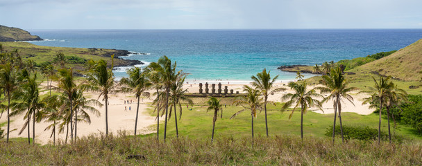 Moa&iuml;s - plage d'Anakena