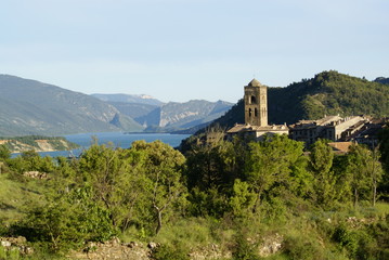 Fototapeta na wymiar Castillo en el Pirineo de Huesca, Aínsa
