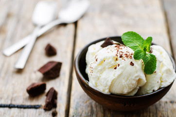 vanilla ice cream with chocolate topping