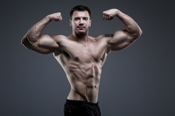 Fototapeta na wymiar Handsome bodybuilder posing in the studio