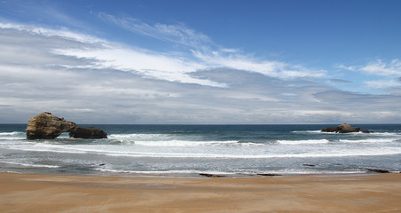 Vagues sur la plage de Biarritz et ciel bleu