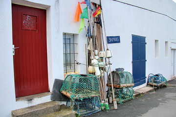 Casiers de pêche en mer et balises colorées Pays basque