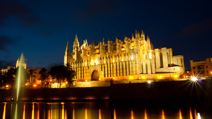Fototapeta na wymiar Catedral de Santa María de Palma de Mallorca